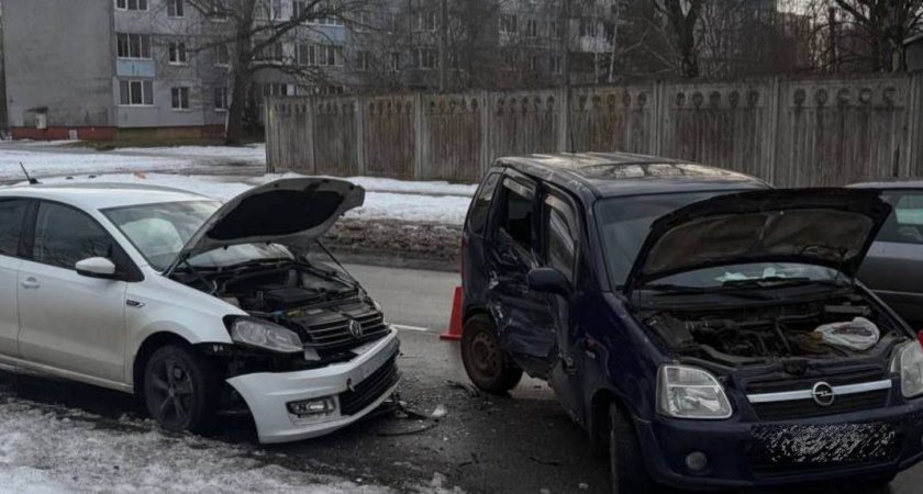 В Калининграде на Муромской столкнулись Opel и Volkswagen — пострадали два человека