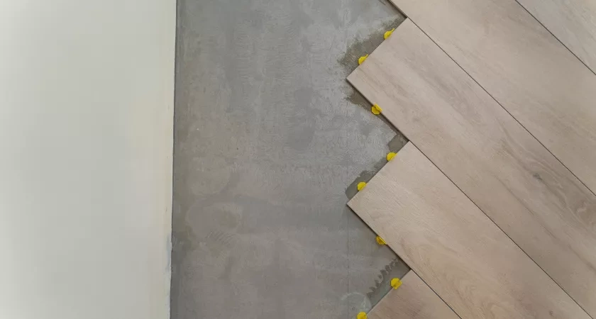 Ламинат уже давно сдает позиции: «вечный» пол нового поколения дизайнеры выбирают вместо паркета в 2026 году