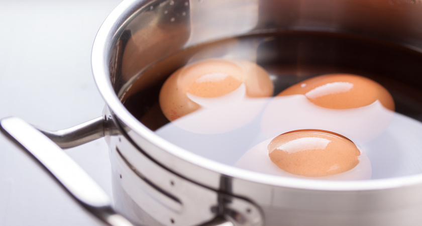 Что нужно добавить в воду при варке яиц, чтобы скорлупа слезала с них сама за 10 секунд – лайфхак от соседки