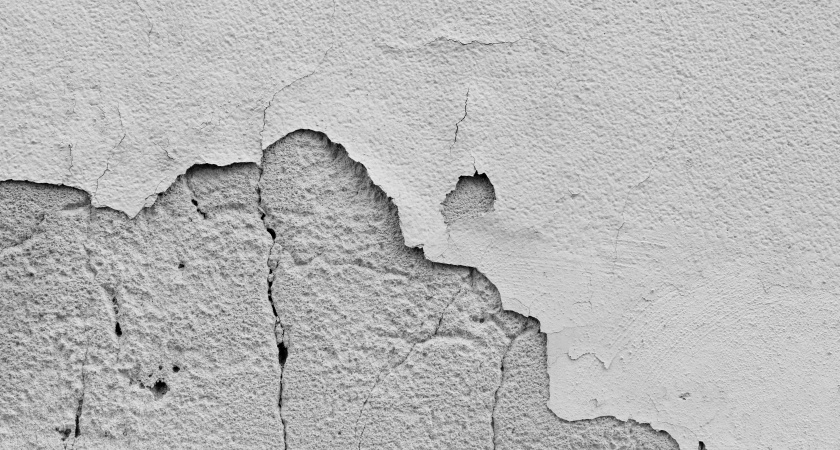 Почему штукатурка трескается уже через год: 5 ошибок, которые допускают даже опытные мастера