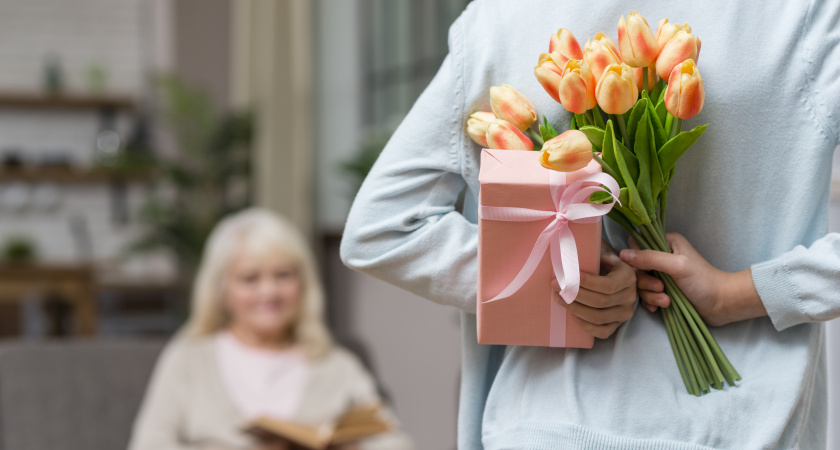 Не банально и с душой: что подарить маме на 8 Марта - она точно улыбнется