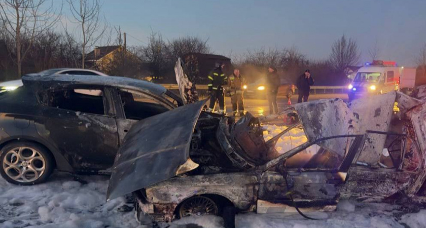 В Гурьевском районе BMW вылетел на встречку и столкнулся с Alpha Romeo. Обе машины загорелись, один водитель погиб, второй в больнице.
