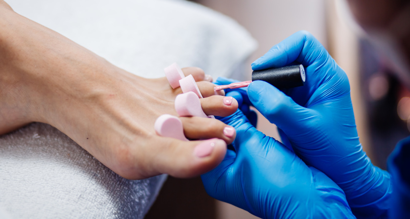 От «зефира» до глубоких чернильных оттенков: мастера назвали 7 трендов педикюра весны-2026