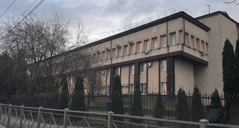 В Светлом работодатель заплатит 120 тысяч слесарю, упавшему с лестницы на производстве