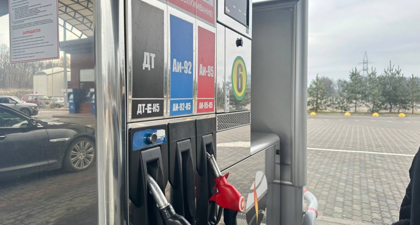 Почему на заправке водители поднимают и трясут шланг после заправки: есть ли в этом реальный смысл