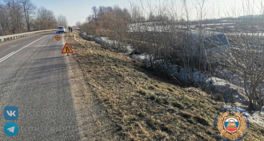 Лобовой обгон на узкой трассе обернулся аварией: в Калининградской области внедорожник столкнулся с  микроавтобусом,есть пострадавшие 
