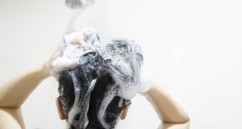 90% людей моют голову неправильно: эксперты объяснили, как часто это нужно делать на самом деле