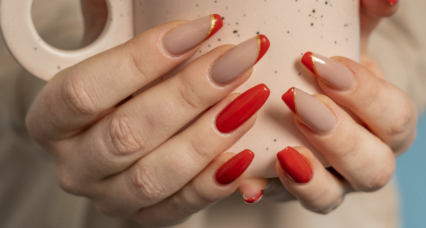 От классики до «кошачьего глаза»: 7 идей красного маникюра, которые будут в моде в 2026 году