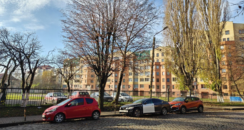 Зачем водители выворачивают колёса на парковке: лайфхак, о котором молчат хитрые автомобилисты