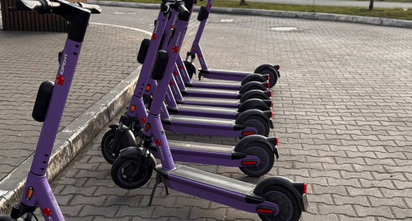 В Калининграде 12-летний самокатчик попал под колеса иномарки: видео с места аварии