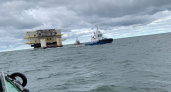 В морском порту Калининграда отбуксировали нефтяную платформу, габариты которой превышали максимально допустимые значения