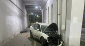 На улице Киевской произошло ДТП, в котором Volkswagen столкнулся с бетонным основанием моста
