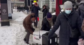 Прохожие в Москве помогли роботу-курьеру преодолеть заснеженную дорогу