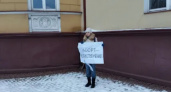 В одиночку против запретов на аборты. В Калининграде прошел одиночный пикет у Драмтеатра.