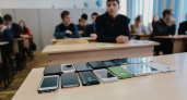 Школьникам теперь запрещено использовать мобильные телефоны во время учебы