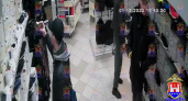 Камеры видеонаблюдения в магазине зафиксировали попытку кражи кроссовок