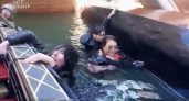 В Венеции туристы перевернулись на гондоле, когда делали групповое селфи