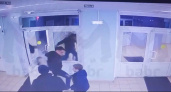 Муж с женой устроили драку в калининградском лицее на глазах у ребенка, и момент попал на камеру (ВИДЕО)