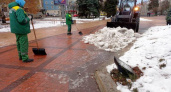 Дворники в Калининграде более эффективно убирают снег с тротуаров, чем в Москве на Красной площади