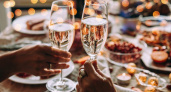 Новогодний стол: разгрузка и польза сухого вина, низкокалорийных блюд и закусок. Нутрициолог объясняет 
