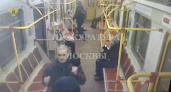 Неадекват в метро набросился на людей с ножом!