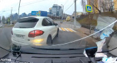 В Калининграде дорогущий порш чуть не снес пешеходов на "зебре" (ВИДЕО)