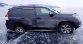 Трещины на льду Байкала поглотили пару автомобилей