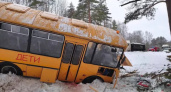 Автобус с детьми улетел в кювет, есть пострадавшие