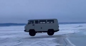 Решил поиграть с судьбой: водитель УАЗика прыгает через трещины на замерзшем Байкале (ВИДЕО)