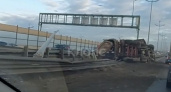 Протаранил отбойник и завалился на бок. ДТП на Северном обходе в Калининграде (ВИДЕО)