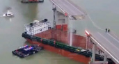 Как в страшном фильме: грузовое судно на скорости влетело прямо в автомобильный мост в Китае (ВИДЕО)
