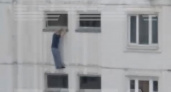 На грани жизни и смерти: пенсионер из Москвы вылез из окна на 12-ом этаже и... (ВИДЕО)
