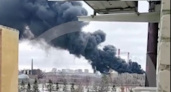 Клубы черного дыма видно с другого конца города: в Екатеринбурге сейчас полыхает огромный завод. Подробности и причины (ВИДЕО)