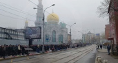 Что сейчас происходит в столице перед Московской соборной мечетью из-за наплыва верующих (ВИДЕО)