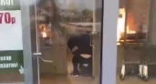 Видимо, решил спалить все дотла: что натворил агрессивный пироман с ножом и зажигалкой в руках, когда ворвался прямо в магазин (ВИДЕО)