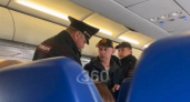 В семейные разборки перед вылетом самолета пришлось вмешаться сотрудникам полиции, кадры конфликта попали на (ВИДЕО)