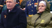 Стали известны подробности женщины, которая сидела рядом с президентом во время Парада Победы