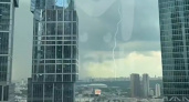 Страшная непогода в Москве: молния ударила в здание «Детского посольства» (ВИДЕО) 