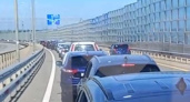 Более 1 300 машин застряли в заторе. Что сейчас творится на Крымском мосту из-за пожаров в Краснодарском крае (ВИДЕО)