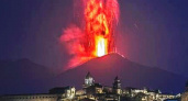 Страшно, но красиво: началось извержение самого высокого вулкана в Европе. Кадры с места (ВИДЕО)