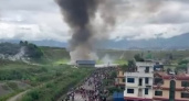 Рухнул прямо в аэропорту. В сети появились кадры крушения пассажирского самолета в Непале (ВИДЕО)