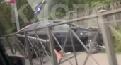 Авария в центре Калининграда: иномарка протаранила ограждение (ВИДЕО)