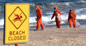 Направили к месту ЧС специалистов. Что в итоге скрывалось за таинственными черными шарами на пляже в Сиднее