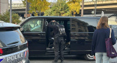 Драма в пригороде Парижа продолжается: мужчина с заложниками угрожает самоубийством