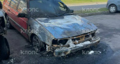 В Калининграде среди ночи вспыхнули автомобили: таинственный поджигатель скрылся в темноте двора
