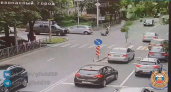 Мотоциклист от удара перевернулся: на камеры попало жесткое ДТП в Калининграде