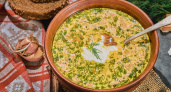 Самый вкусный и быстрый летний суп за 30 минут: рецепт с молодой зеленью и ароматной копченостью