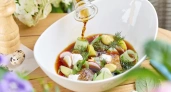 Как приготовить вкуснейшую окрошку с копченой рыбой: подробный рецепт и советы шеф-повара