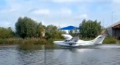 Пугающий манёвр над водой: в Калининграде гидросамолёт прошёл под мостом, чудом не задев спортсменов