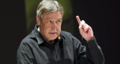 «Хотел выселить — потом подарил»: Ефремов отдал квартиру семье, с которой судился из-за наследства